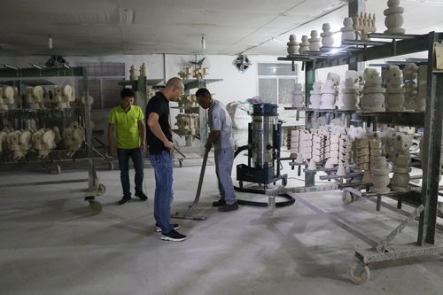 工厂如何利用金属粉尘吸尘器治理粉尘污染并加强餐饮管理